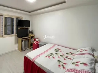 Quarto com cama e móveis de madeira.
