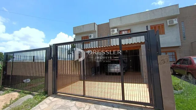 Fachada de uma residência com portão de ferro na Lajeado, Brasil.