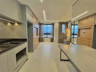 Interior moderno de uma sala de estar com cozinha em Lajeado, Brasil.