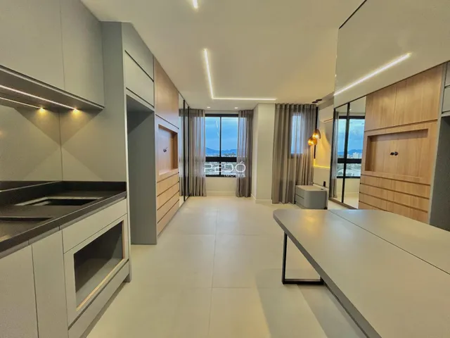 Interior moderno de uma sala de estar com cozinha em Lajeado, Brasil.