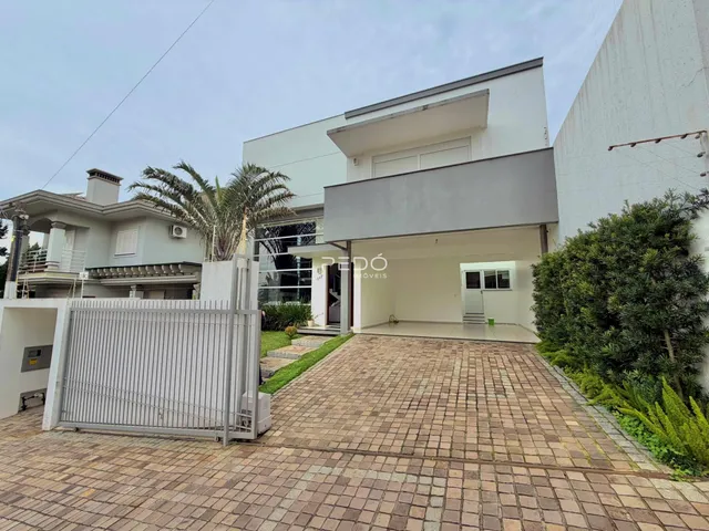 Fachada de uma residência moderna em Lajeado, Brasil, com portão de entrada.