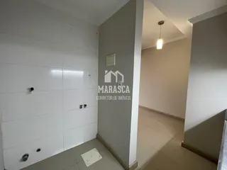 Hall de entrada com paredes brancas e piso claro em imóvel no Brasil.
