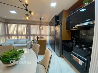 Sala de estar moderna com cozinha integrada e piso de mármore.