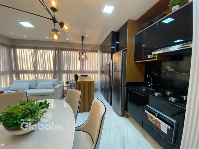 Sala de estar moderna com cozinha integrada e piso de mármore.