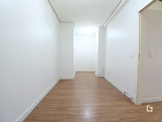 Vista interna de um corredor em uma residência.