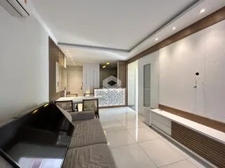 Ambiente interno moderno com piso claro e paredes brancas.