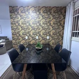 Foto de uma sala de jantar com parede decorada em Lajeado.