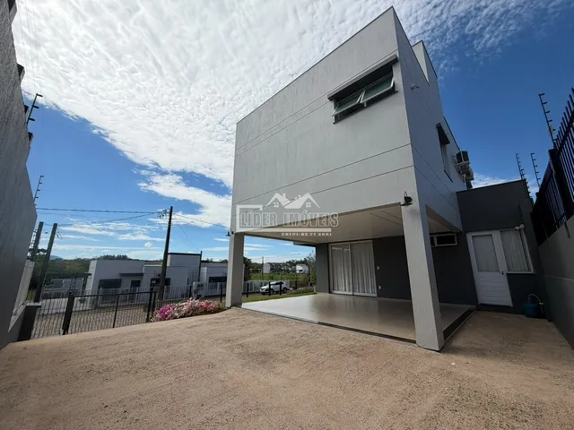 A fachada moderna de uma residência em Lajeado, Brasil, com garagem coberta.