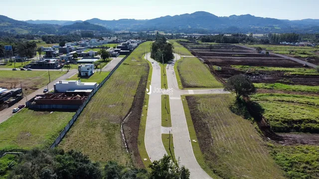 Vista aérea de uma propriedade rural com campos e estradas no Brasil.
