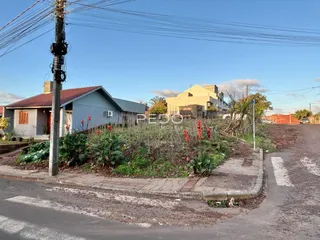 Fachada de uma residência em Lajeado, Brasil, com vegetação no primeiro plano.