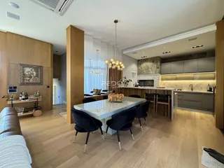 Uma cozinha moderna com ilha e ambiente integrado em um imóvel.