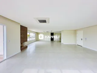 Foto de uma sala ampla com piso de porcelanato claro e ar-condicionado instalado.