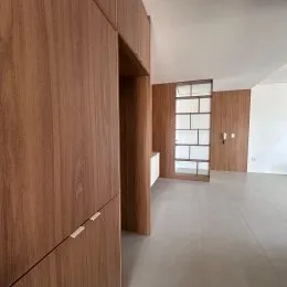 Foto de um interior com revestimento de madeira.