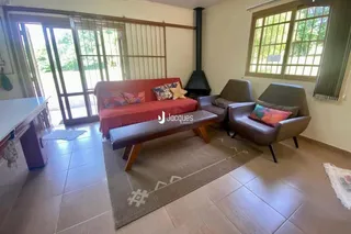 Uma sala de estar com portas de vidro que dão acesso ao exterior.