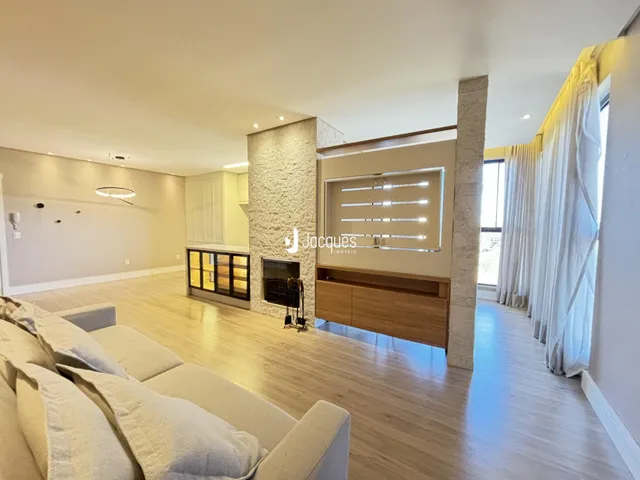 Sala de estar com piso de madeira clara e decoração moderna.