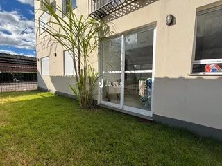 A fachada de uma residência em Lajeado, Brasil, com jardim gramado na frente.