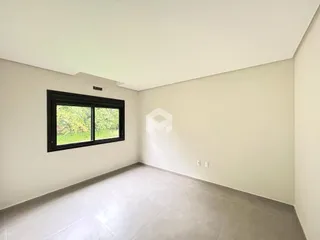 Sala de estar com janela de grande porte.