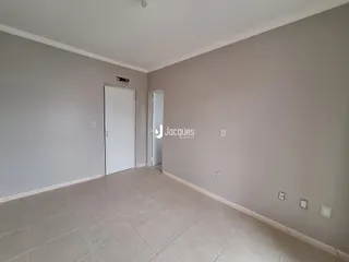 Hall de entrada com paredes cinzas e piso claro.