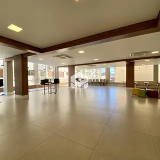 Vista ampla de uma sala de estar com piso de cerâmica e vigas de madeira.