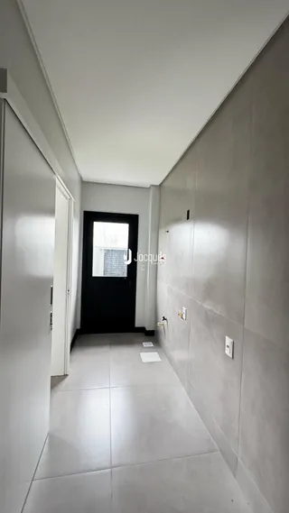 Corredor interno de uma residência em Lajeado, Brasil.