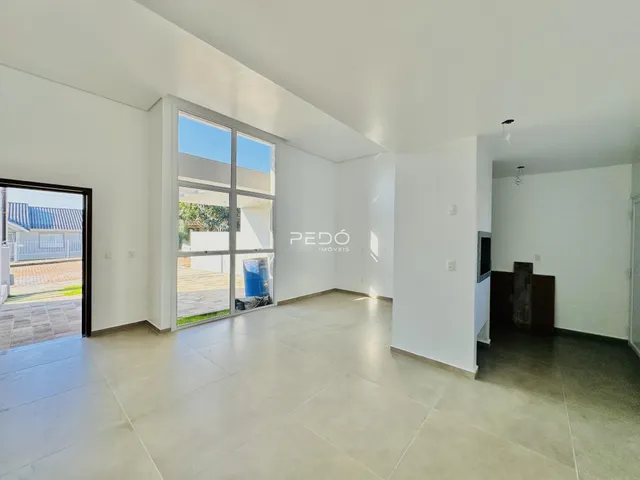 Ambiente interno com piso de cerâmica e porta de vidro que dá para o exterior.
