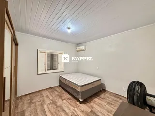 Foto de um quarto com cama e janela em um imóvel.