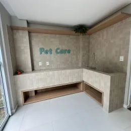 Ambiente interno com painel de parede e prateleiras de madeira.