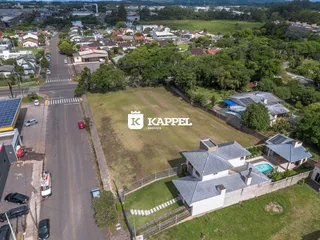 Vista aérea de uma propriedade residencial em Lajeado, Brasil, mostrando o terreno e as construções.