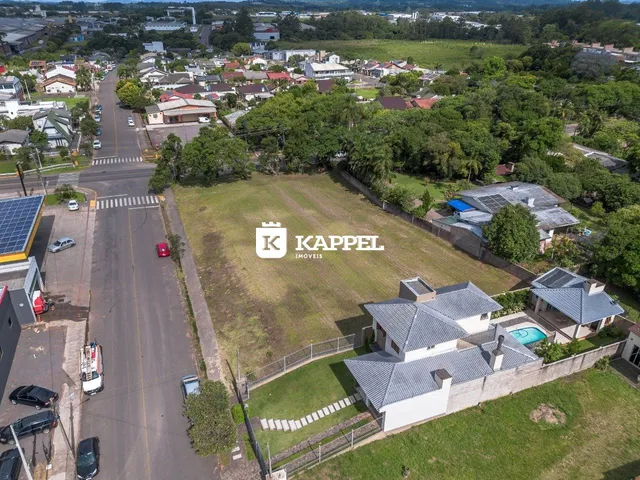 Vista aérea de uma propriedade residencial em Lajeado, Brasil, mostrando o terreno e as construções.