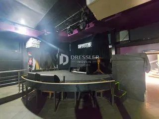 Foto de um ambiente interno com decoração e equipamentos de estúdio.