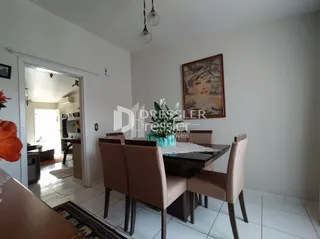 Foto de uma sala de jantar com mesa e cadeiras em um imóvel no Brasil.