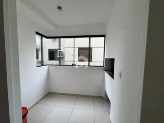 Vista interna de um ambiente com grande janela.