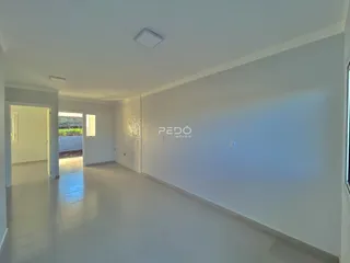 Hall de entrada moderno com paredes brancas.