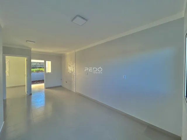 Hall de entrada moderno com paredes brancas.