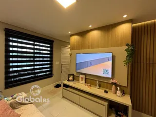Foto de uma sala de estar moderna com televisão e painéis de madeira.
