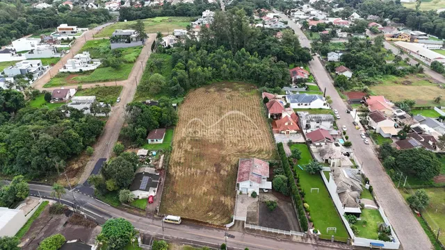 Vista aérea de uma propriedade residencial em Lajeado, mostrando terrenos e ruas adjacentes.
