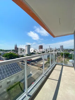 Varanda com vista panorâmica da cidade.
