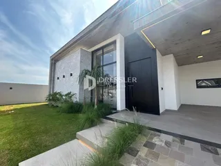 Fachada moderna de uma residência em Lajeado, Brasil, com jardim e área externa.