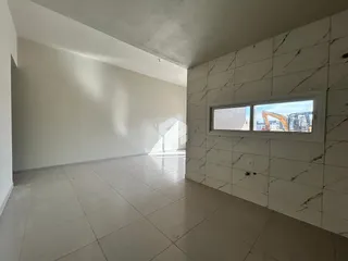 Ambiente interno com piso de cerâmica e parede revestida de mármore.
