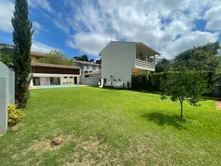 Vista externa de uma residência com jardim e piscina em Lajeado, Brasil.