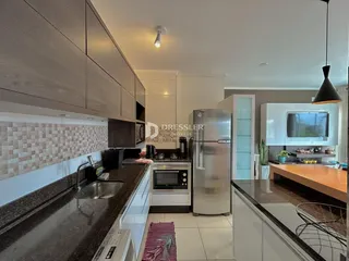 Foto da cozinha moderna com armários e eletrodomésticos de aço inoxidável.