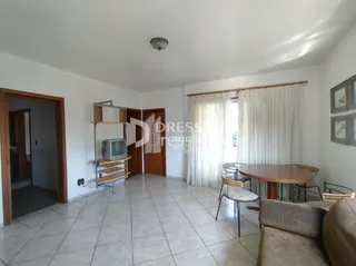 Ambiente interno de uma sala com piso de cerâmica e paredes brancas.