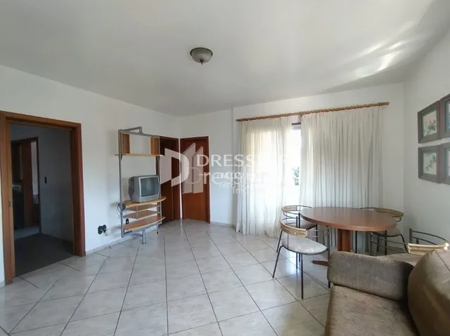 Ambiente interno de uma sala com piso de cerâmica e paredes brancas.