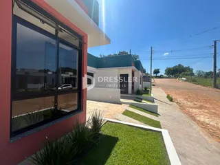 Fachada de uma residência em Lajeado, Brasil com jardim e área pavimentada.