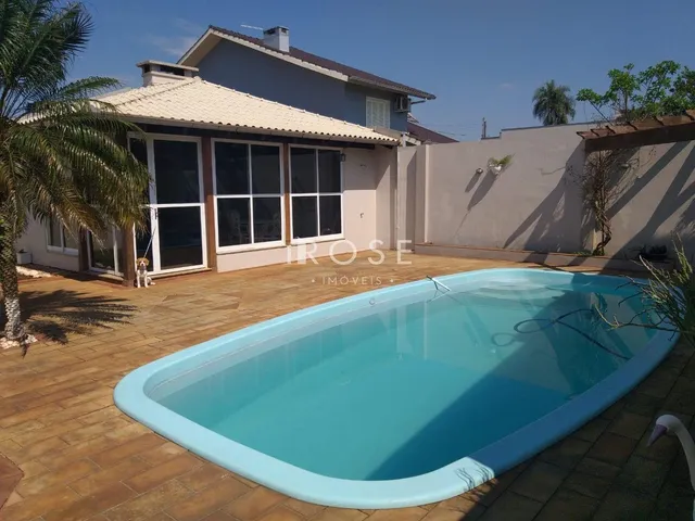 Foto da fachada de uma casa com piscina e pátio no Brasil.