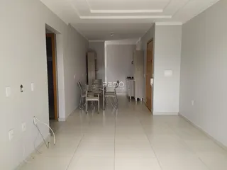 Corredor interno de uma residência com piso de cerâmica claro.