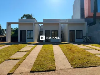 Fachada moderna de uma casa branca com paisagismo em Lajeado, Brasil.