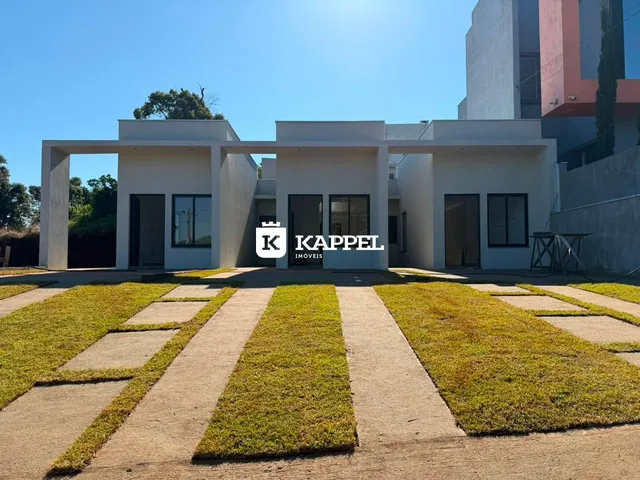 Fachada moderna de uma casa branca com paisagismo em Lajeado, Brasil.