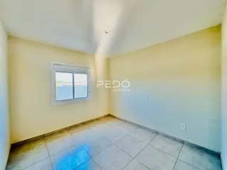 Ambiente interno de uma sala com piso de cerâmica clara.