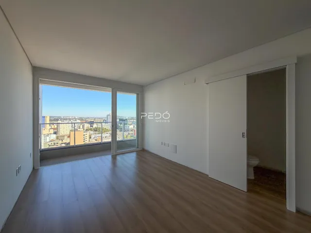 Sala de estar com vista panorâmica da cidade.